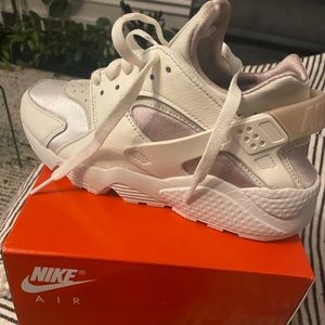 NIB women’s Nike Huarache 8